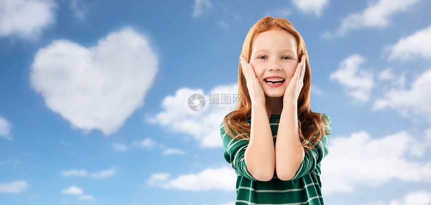 童,情感情人节的惊讶的红色头发女孩穿着绿色条纹衬衫蓝天心形云云背景惊讶的红头发女孩穿条纹衬衫天空图片