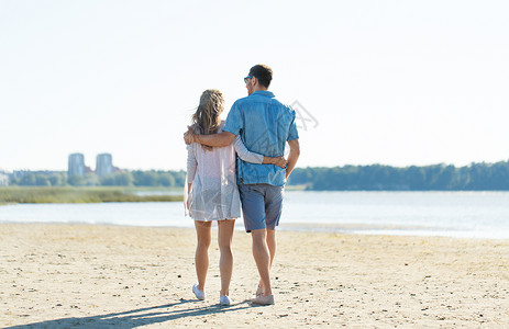 爱情,暑假人们的快乐的夫妇拥抱海滩上快乐的夏天的海滩上拥抱图片