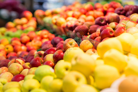 水果,食品销售成熟苹果杂货店超市杂货店超市成熟的苹果商业高清图片素材