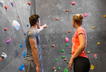 健身,极限运动巨石男人女人室内攀岩健身房锻炼男女室内攀岩健身房锻炼图片