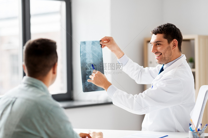 医学,医疗人的微笑医生X光给病人医院的医疗办公室医生医院给病人X光检查图片