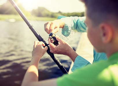 河里捉鱼男孩家庭,世代,暑假人的男孩祖父与鱼竿河流湖泊泊位男孩祖父河里钓鱼背景