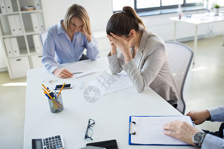 业务,失败人的强调同事队与文件办公室会议强调业务队与文件办公室背景图片