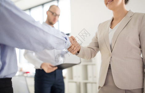 合作协作伙伴关系密切业务伙伴办公室握手密切商务人士的握手图片