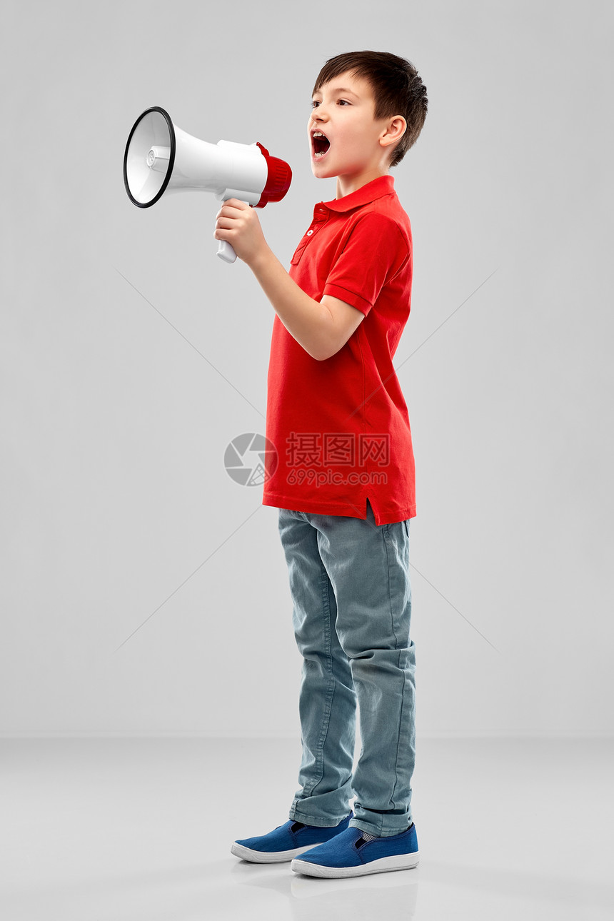 儿童权利,公告人的漂亮的小男孩红色马球喊扩音器灰色背景穿着红色马球的小男孩着扩音器大喊大叫图片