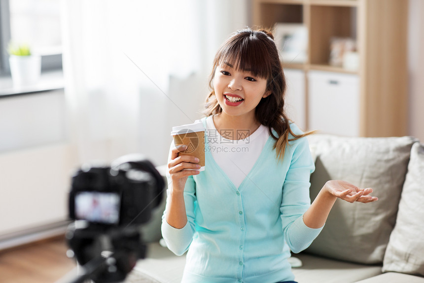 博客,技术,视频博客人的好的亚洲妇女博客与相机外卖咖啡杯录音视频博客家里早上亚洲女博主带着咖啡录音视频图片