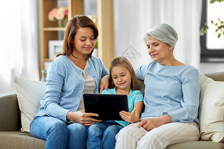 家庭,世代技术快乐的母亲,女儿祖母家里平板电脑母亲,女儿祖母用平板电脑图片