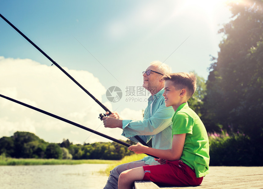 家庭暑假人们的快乐的祖父孙子,河泊上祖父孙子河边钓鱼图片