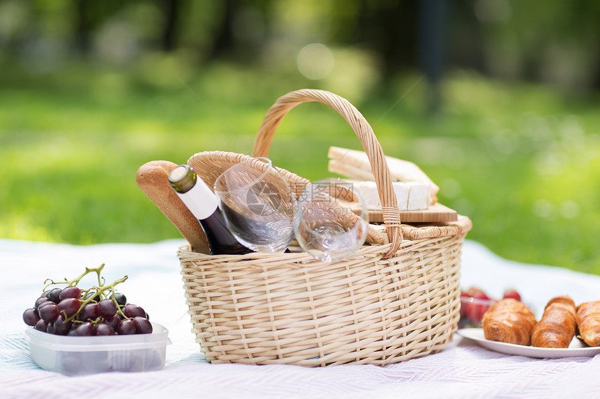 休闲野餐篮,食物酒杯毯子夏季公园夏季公园的野餐篮食物葡萄酒图片