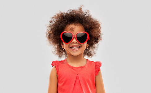 卡童插画童,情人节夏天的快乐的非裔美国女孩灰色背景的心形太阳镜非洲阿米卡女孩戴着心形太阳镜背景