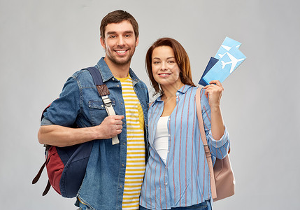旅行,旅游度假幸福的夫妇与机票,包护照灰色背景带着机票行李护照的幸福夫妇图片