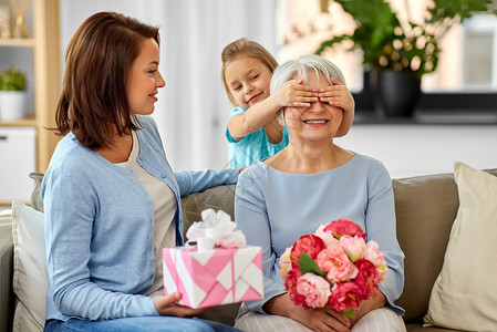 家庭,世代生日母亲女儿家里问候快乐的祖母母女家里问候祖母图片