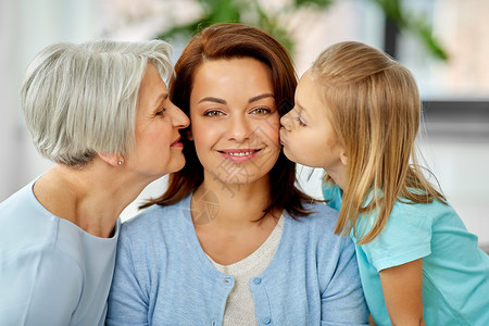 家庭世代女的母亲女儿家里亲吻快乐的祖母母女亲吻快乐的祖母图片