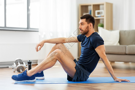 运动,健身健康的生活方式男人休息运动垫家里男人家休息运动垫上图片