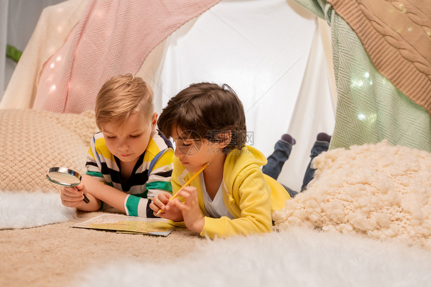 童,旅行快乐的小男孩与放大镜路线图搜索位置孩子们的帐篷家里孩子们家帐篷里着放大镜的男孩图片