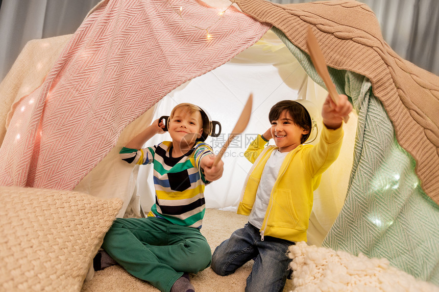 童潮湿的快乐的小男孩家里的孩子帐篷里玩炊具孩子们家里的帐篷里玩罐子图片