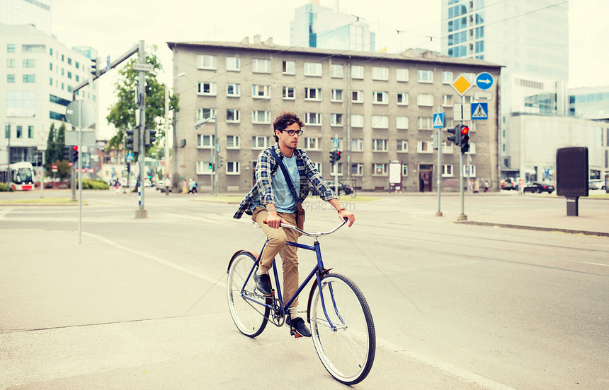 人,风格,休闲生活方式轻的时尚男子肩袋骑固定齿轮自行车塔林市街轻的嬉皮士男人带着袋子骑固定齿轮自行车图片