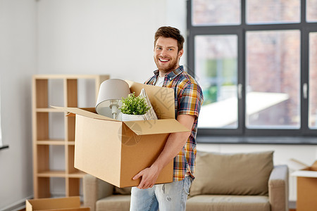 感动,人房地产的快乐的人新的家盒子带着盒子搬新家的快乐男人背景图片