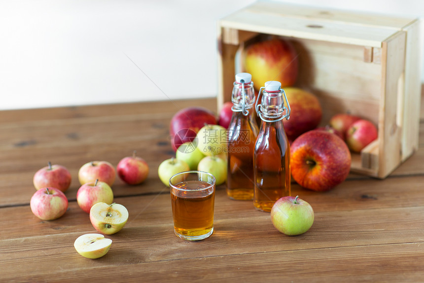 水果,食物收获的璃瓶苹果汁苹果酒木制桌子上木制桌子上的璃苹果汁图片