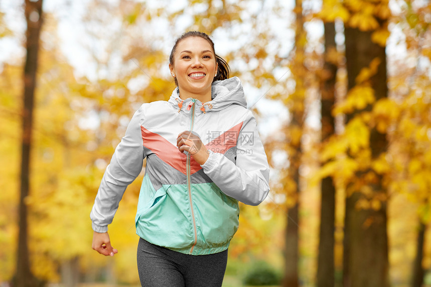 健身,运动,人健康的生活方式轻妇女秋季公园跑步轻的女人秋天的公园跑步图片