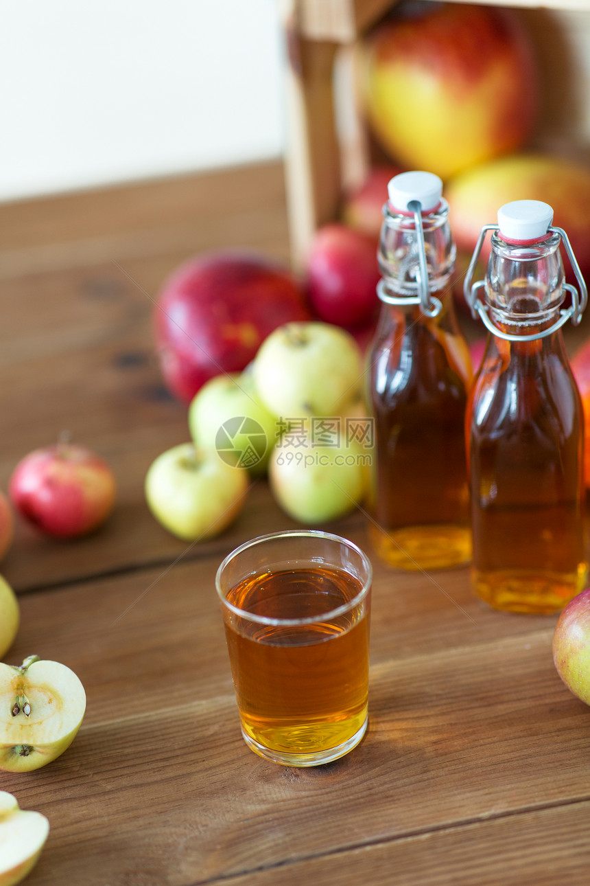 水果,食物收获的璃瓶苹果汁苹果酒木制桌子上木制桌子上的璃苹果汁图片