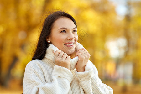 季节人们的快乐的轻女人秋天公园微笑的肖像秋天公园快乐的轻女人的肖像图片