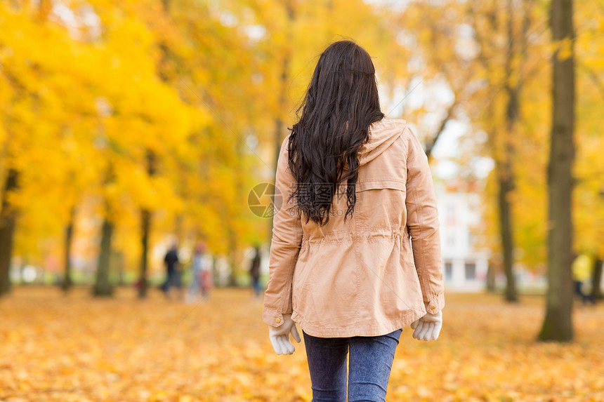 季节人们的轻的女人秋天的公园散步轻的女人秋天的公园散步图片