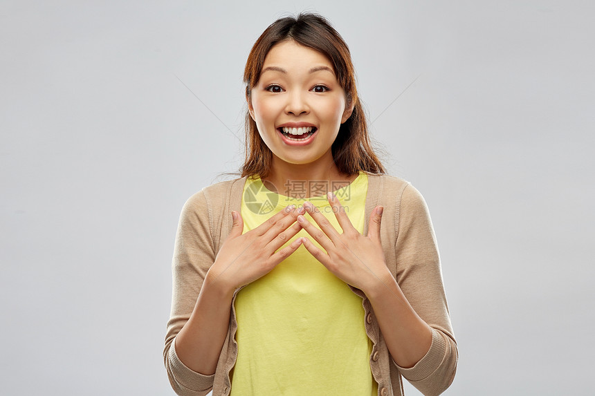 人表情情感快乐让灰色背景的亚洲轻灰色背景灰色背景的快乐亚洲女人图片