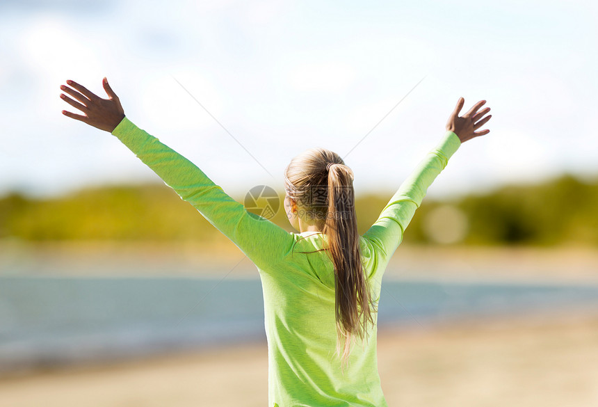 健身,运动健康的生活方式快乐的女人穿着运动服,夏天的海滩背景下享受阳光快乐的女人穿着运动服海滩上图片