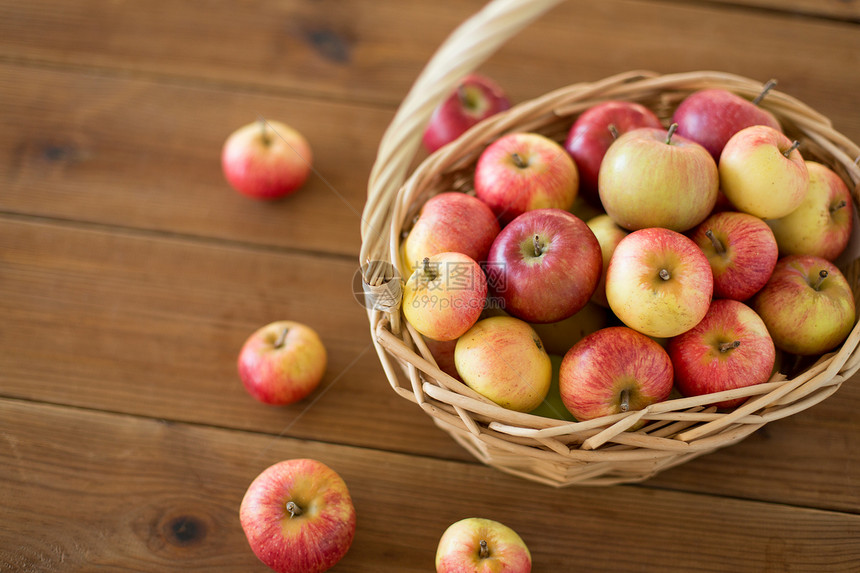 水果,食物收获的成熟的苹果柳条篮子木制桌子上木桌上柳条篮子里成熟的苹果图片