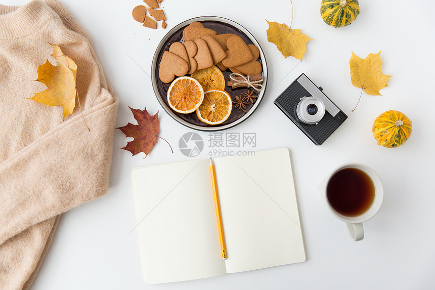 技术季节笔记本与铅笔,秋叶,杯茶,姜饼饼干与干橙片胶片相机白色背景笔记本,热巧克力,相机秋叶图片