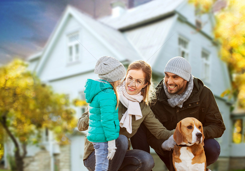 家庭,宠物人的快乐的母亲,父亲小女儿与比格犬户外秋天的背景下秋天狗家里过着幸福的家庭图片
