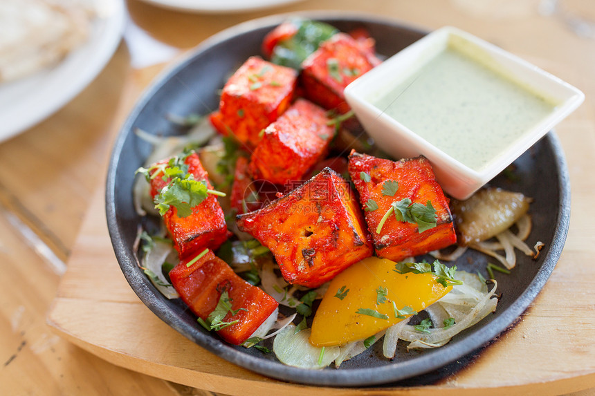 食物,南亚美食,烹饪烹饪窗格Tikka块与碗蘸酱印度餐厅的桌子上窗格Tikka菜与酱汁桌子上图片