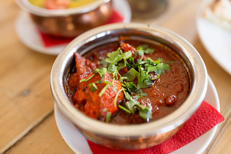 食物,南亚美食,烹饪烹饪芸豆马萨拉碗印度餐厅的桌子上把芸豆马萨拉关桌子上的碗里背景图片