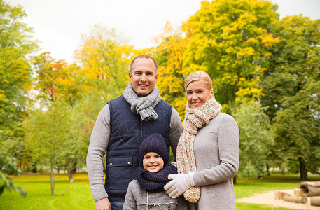 家庭,童,季节人的秋天公园的幸福家庭秋天公园里的幸福家庭图片