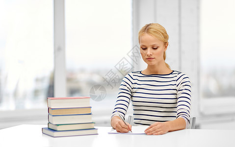 教育,学校学学生妇女与书籍写作笔记本学生女人把书写笔记本上图片