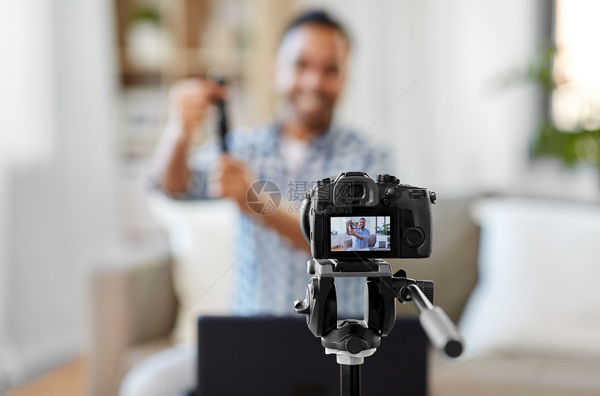 博客,视频博客人的相机记录男博客视频评论智能手表家庭办公室智能手表的相机录制视频博客图片
