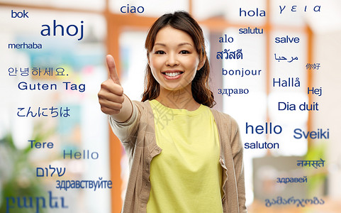 教育交流翻译微笑的亚洲轻女同外语的问候语竖大拇指快乐的亚洲女人竖大拇指背景图片