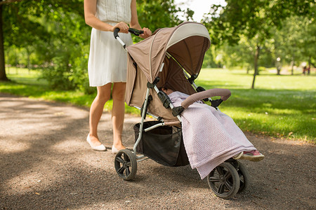 公园散步推宝宝女人女儿高清图片