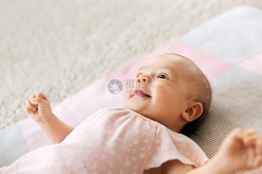 婴儿期人们的可爱的小女孩躺针的粉红色毯子上可爱的女婴躺针毛毯上图片