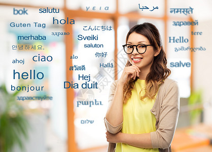人,教育学校的快乐的亚洲妇女戴着眼镜学生用同的外语问候语戴眼镜学生的快乐亚洲女人背景图片