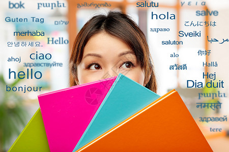 教育学校知识亚洲妇女学生女孩躲笔记本后,用同的外语问候语躲笔记本后的亚洲女人学生背景图片