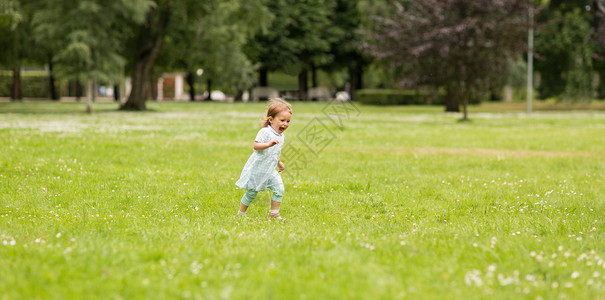 童,休闲人的快乐的小女婴公园跑步夏天快乐的小女孩公园跑步夏天图片