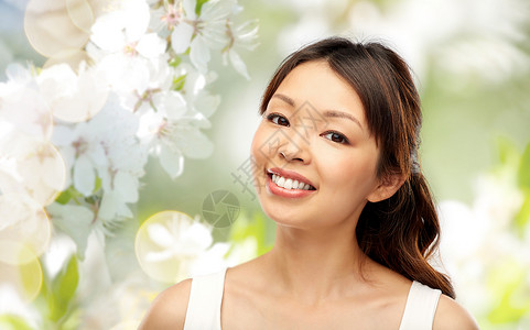 美丽人的幸福微笑的亚洲轻女子自然春天樱花背景快乐微笑的亚洲轻女人图片