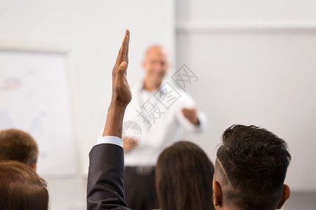 老师提问商业教育人的商人会议演讲讲座上举手提问商人商务会议上举手背景