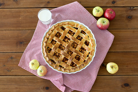 食物,烹饪烘焙苹果派,璃牛奶厨房毛巾木桌上木制桌子上烘焙模具中的苹果派背景图片