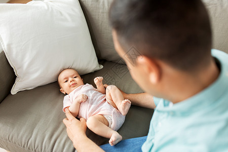 家庭,父母父亲的中父亲玩小女儿躺沙发上家中父亲家玩婴儿图片
