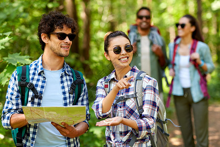 朋友们带着背包森林里徒步旅行图片