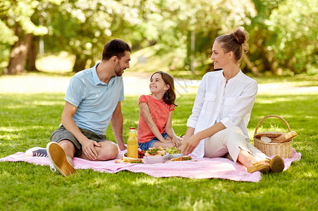 快乐的家庭公园野餐图片