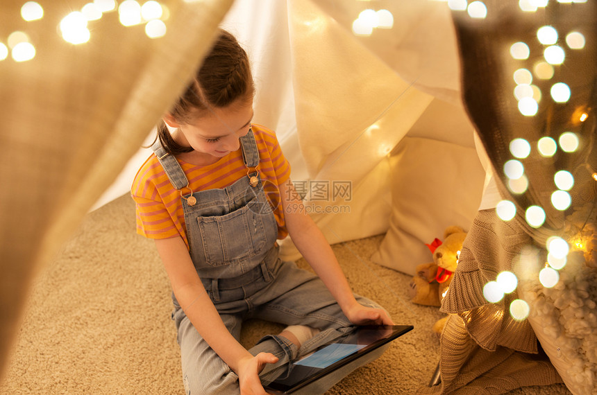 童,技术快乐的小女孩与平板电脑电脑孩子帐篷家里家里平板电脑的小女孩孩子们的帐篷里图片